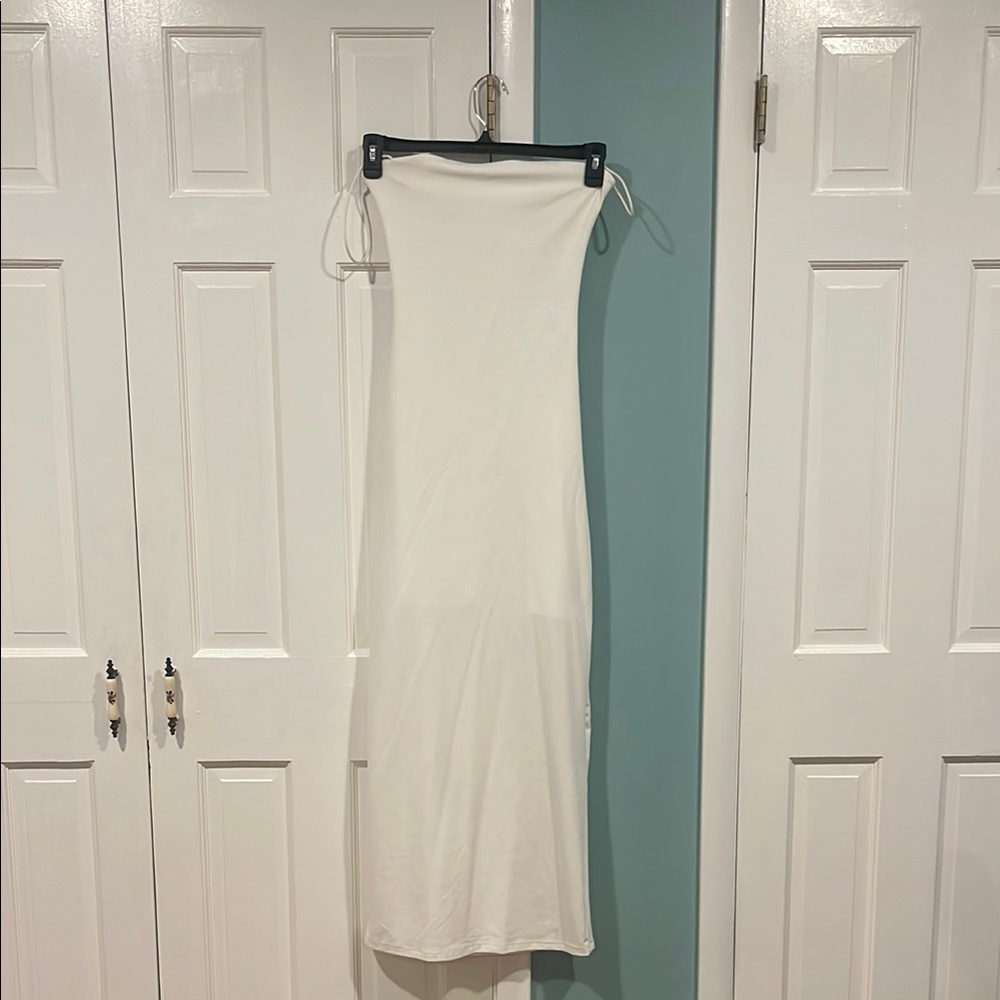 Chic Strapless White Dress with Lace-Up Detail